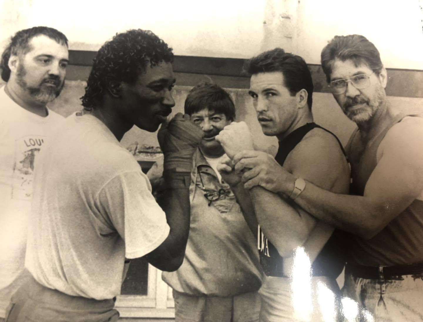 Entraînement au Stade Poitevin Boxe — deux boxeurs face à face sous le regard des encadrants